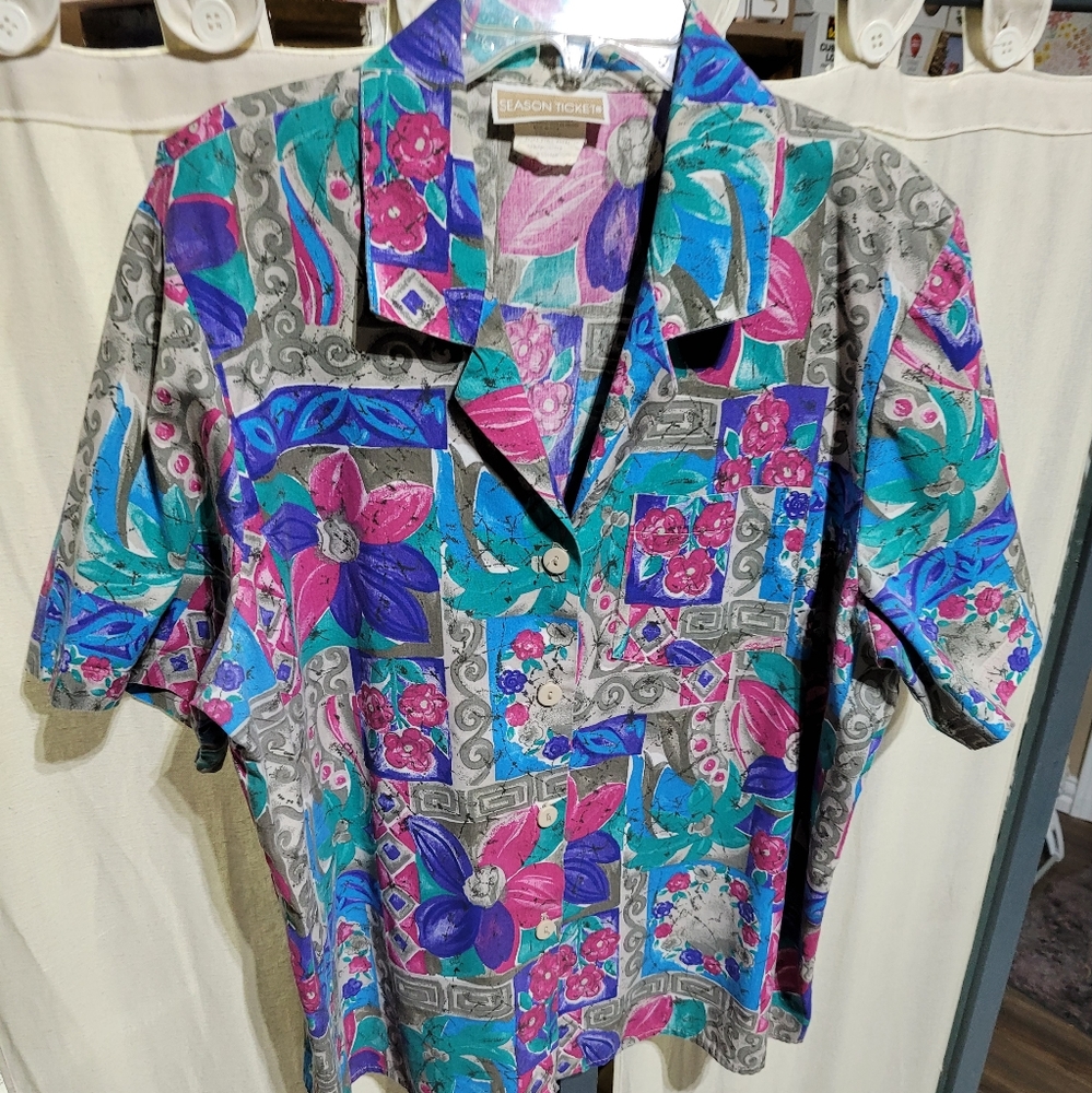 (4012) Vintage Season Ticket,Women's size L.Top,Shirt.Button front, multi color,